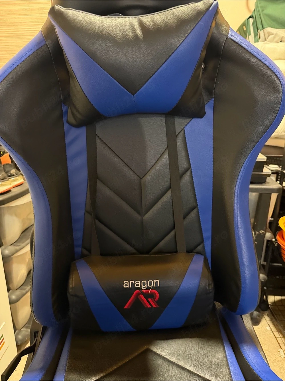 Scaun de gaming Aragon, brate reglabile, suport picioare, perna lombara, tetiera
