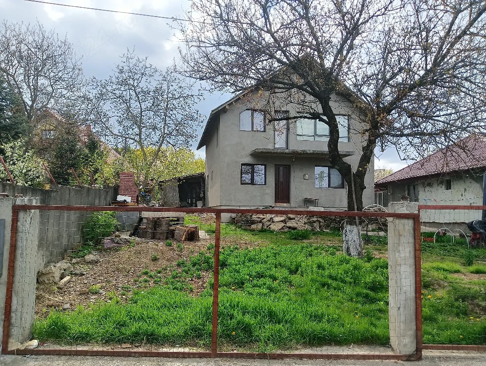 Casă Păun Iași lângă pădure | utilități complete | 2 camere + etaj | teren 300 mp