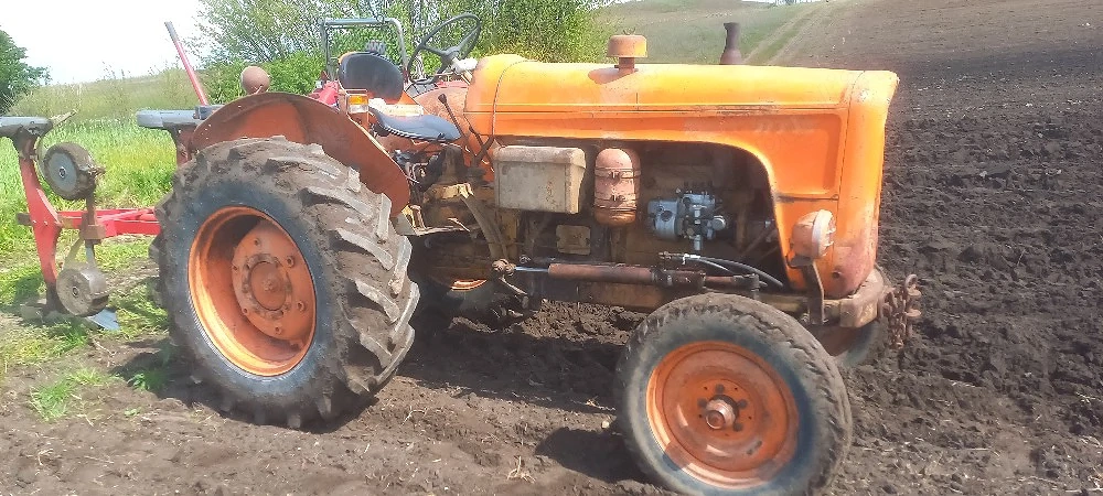 vând tractor fiat 65 cp