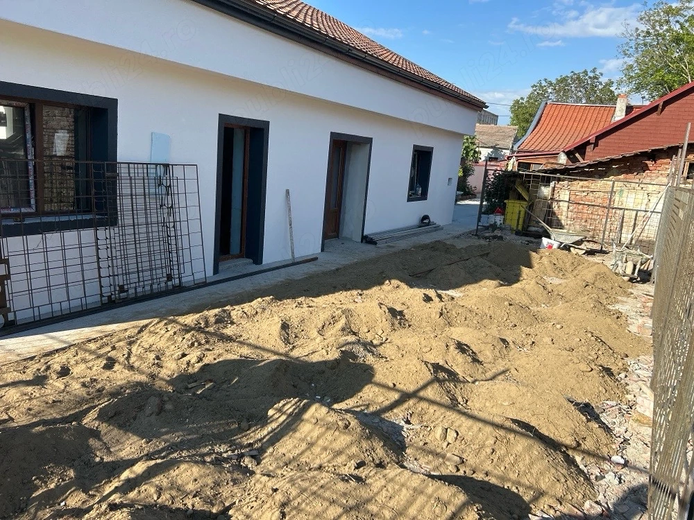 De vanzare casa 2 dormitoare un living baie 60mp plus teren in curte 