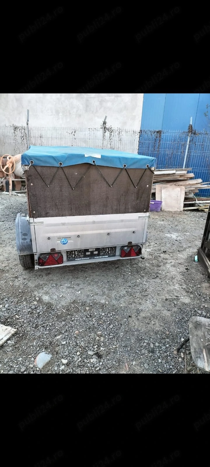 vând remorcă Trigano Prikolice 750 kg 