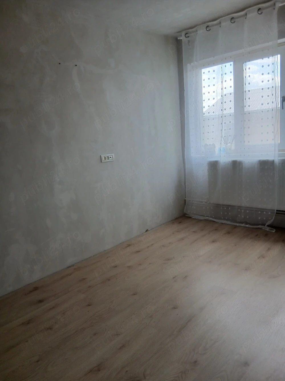 vând apartament cu trei camere 