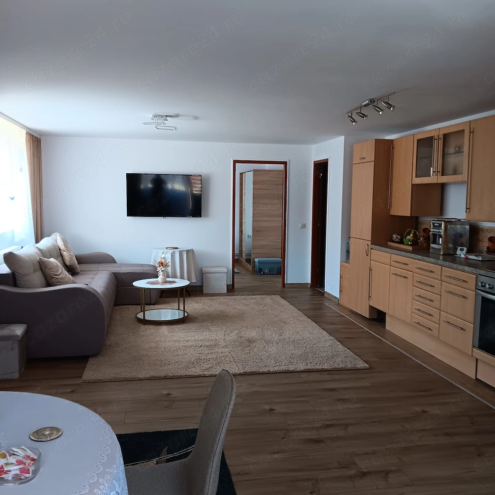 Inchiriez apartament la casa