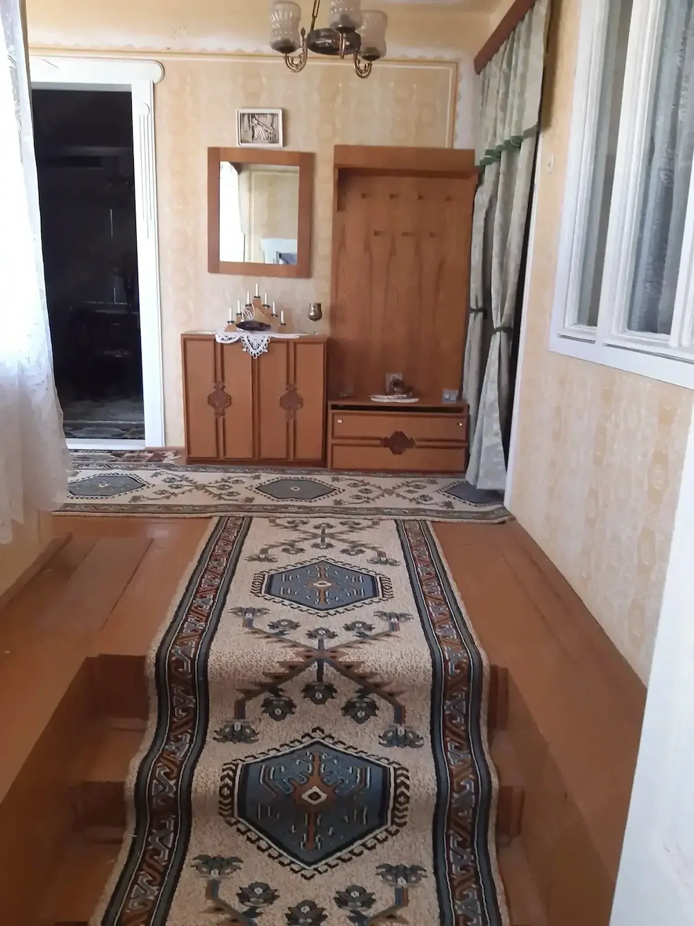 Vând casă la sat, zonă centrală