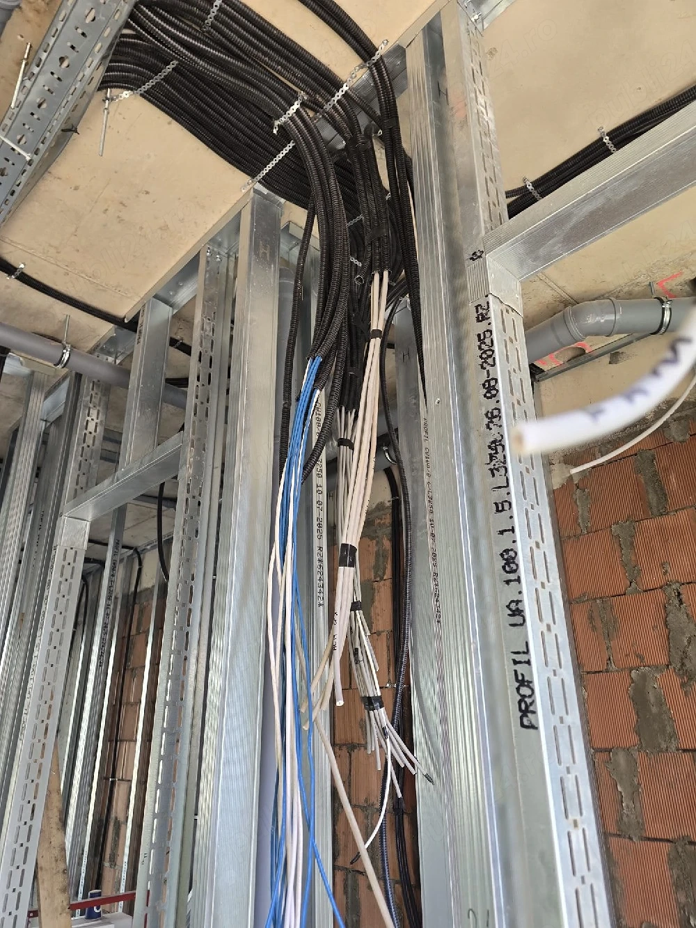 muncitori necalificați  ajutor electrician