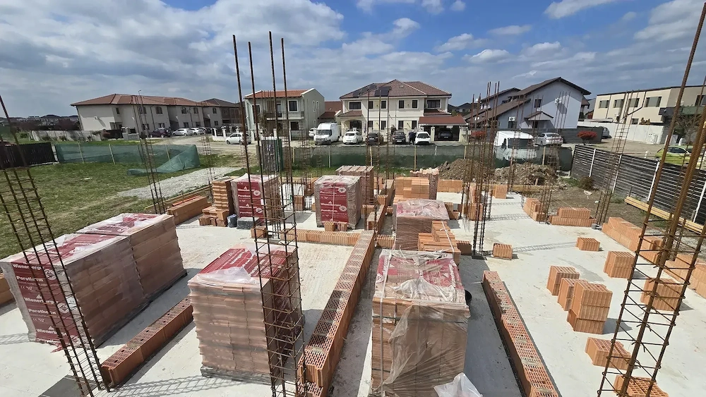 Angajez muncitori pt constructii case la rosu