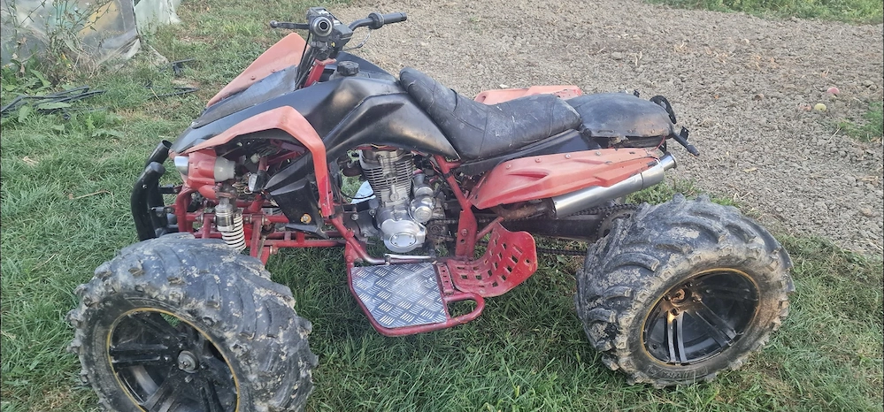 Vând quad 250 cadru foarte mare 