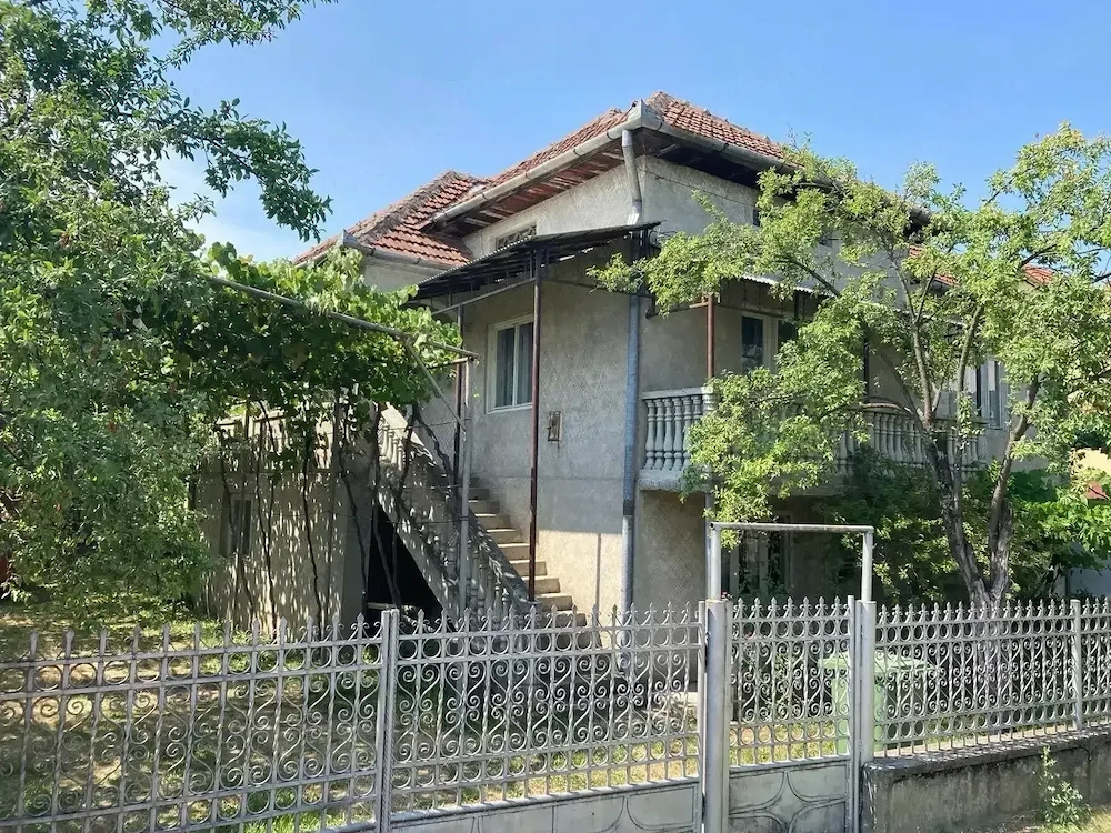 Vand casa 7 camere cu teren