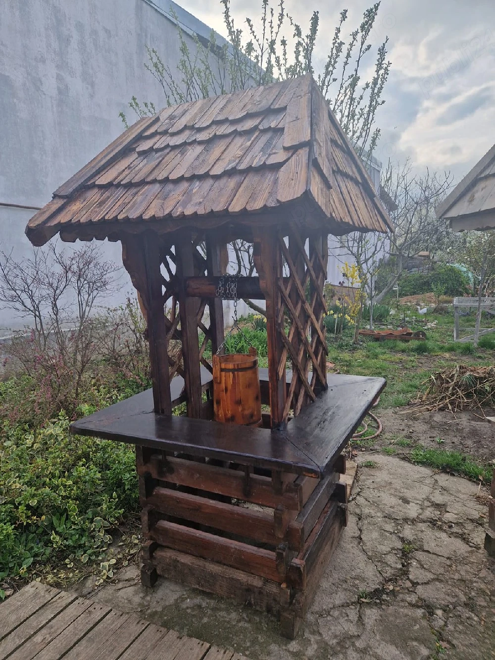 Fantana decorativa din lemn pentru gradina