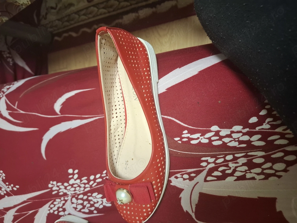 Vind adidași si pantofi roșii ca noi