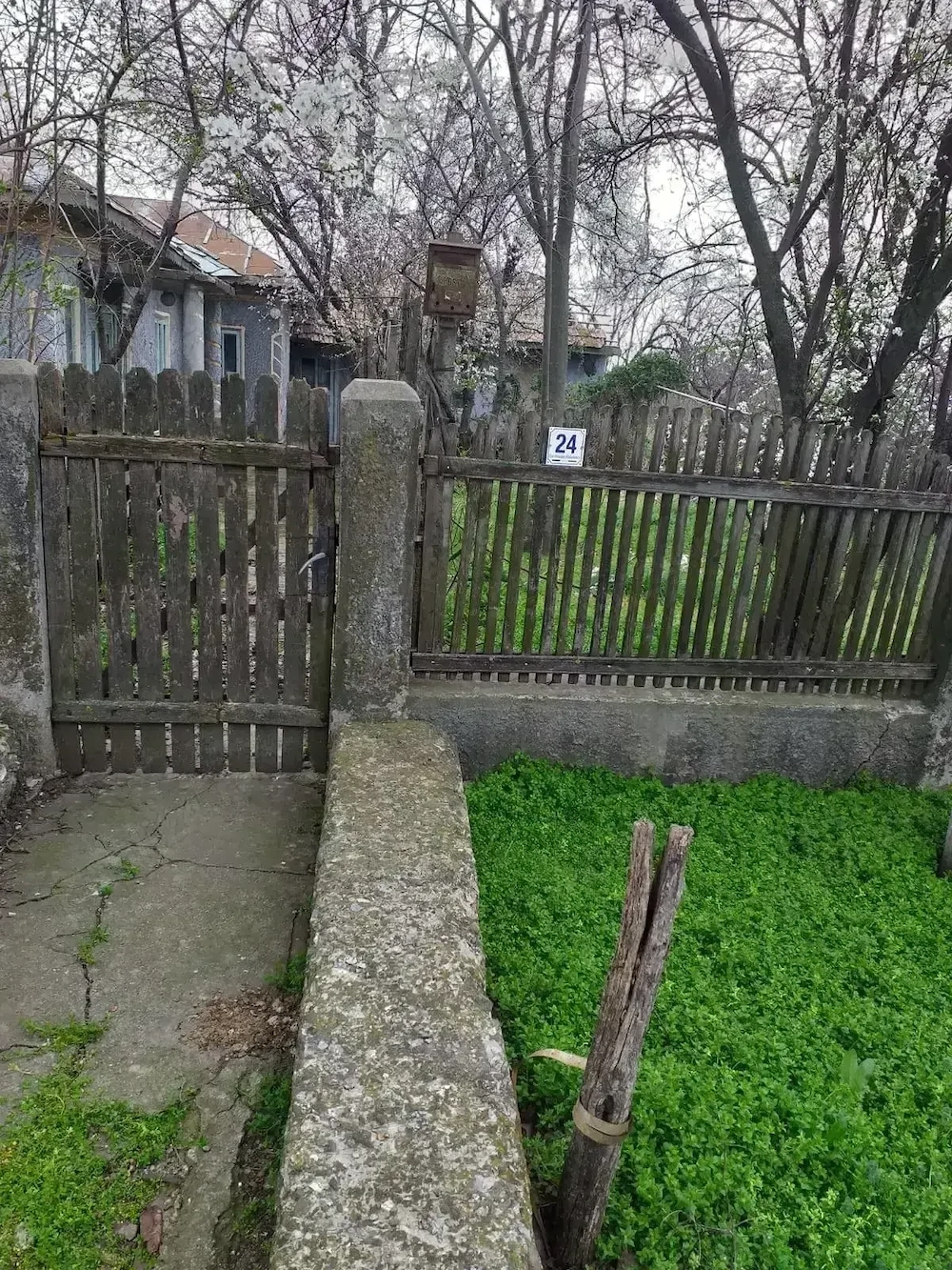 Casa batraneasca de vanzare cu teren intravilan