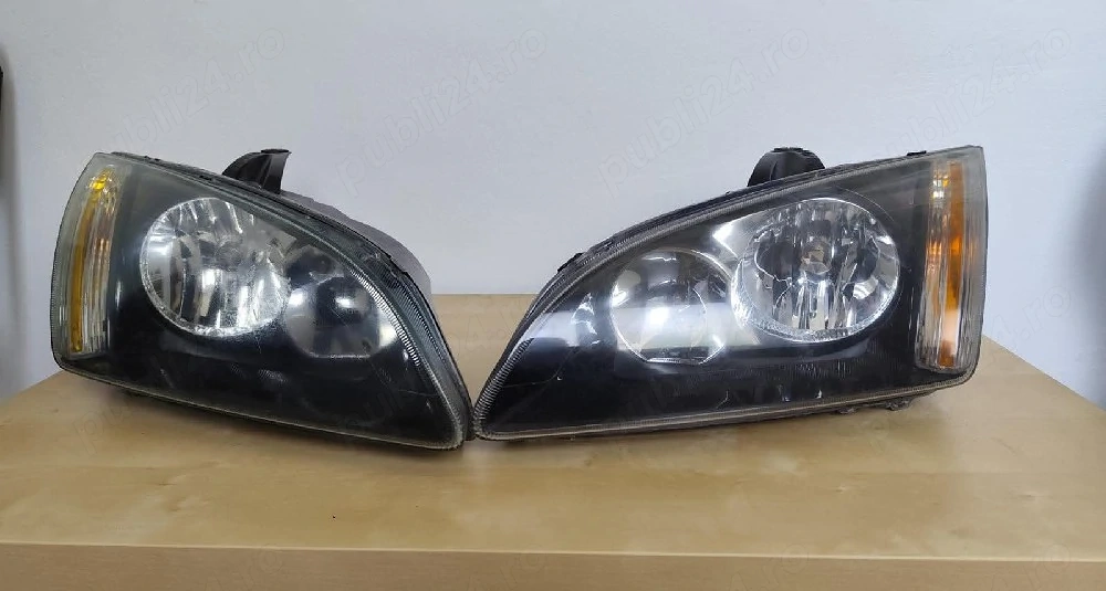 Vând un set de faruri și un set de stopuri pentru Ford Focus 2, fundal negru