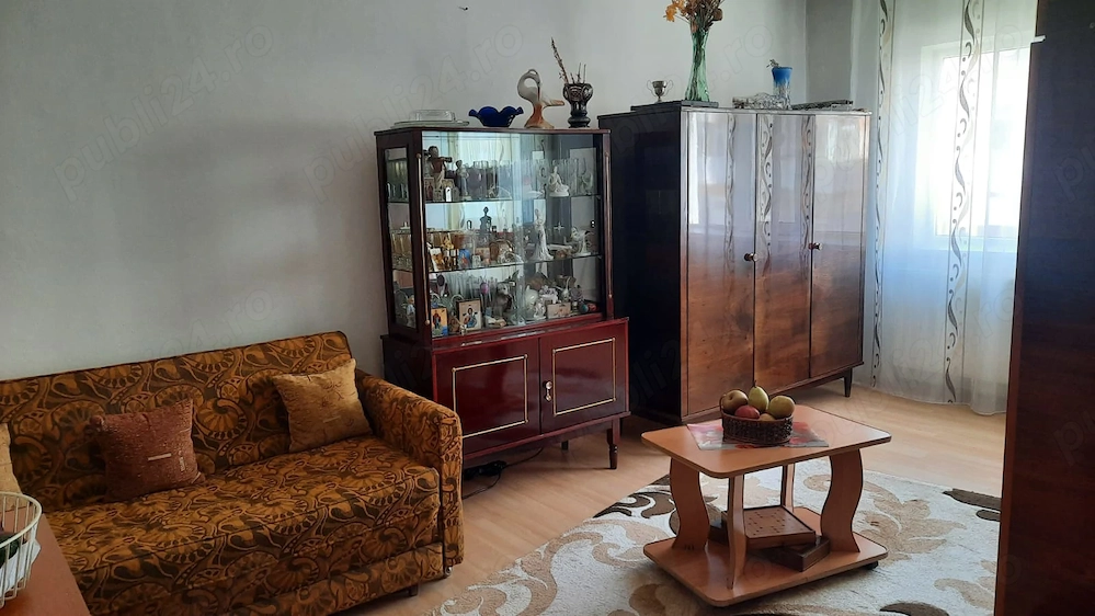 Apartament 3 camere, 2 balcoane decomandat, etajul 1