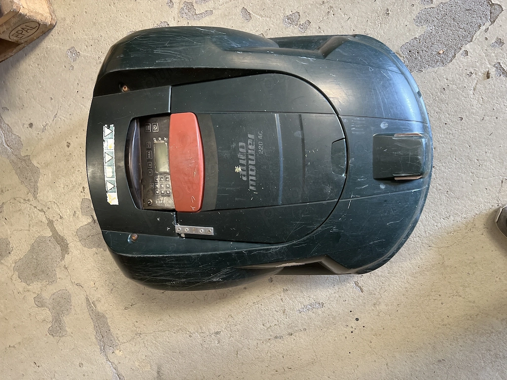 vand robot de tuns gazon husvarna  220 AC pentru piese