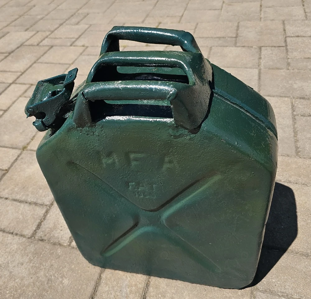 Vând Canistră Metalică Benzină 20 Litri, Din Tablă Groasă, Recent Vopsită, În Stare Foarte Bună