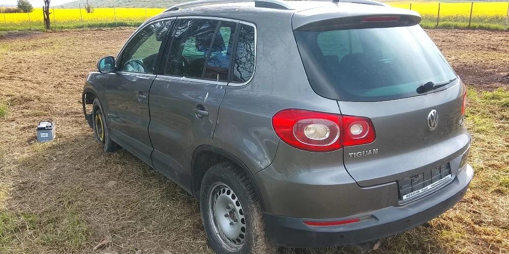 vand tiguan accidentat intreg sau piese