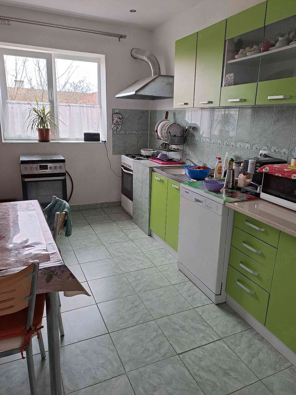 vand casa renovata cu gradina mare in comuna Bethausen
