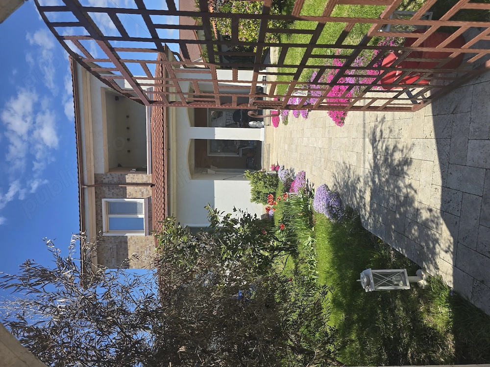 Vând vilă în zona movila