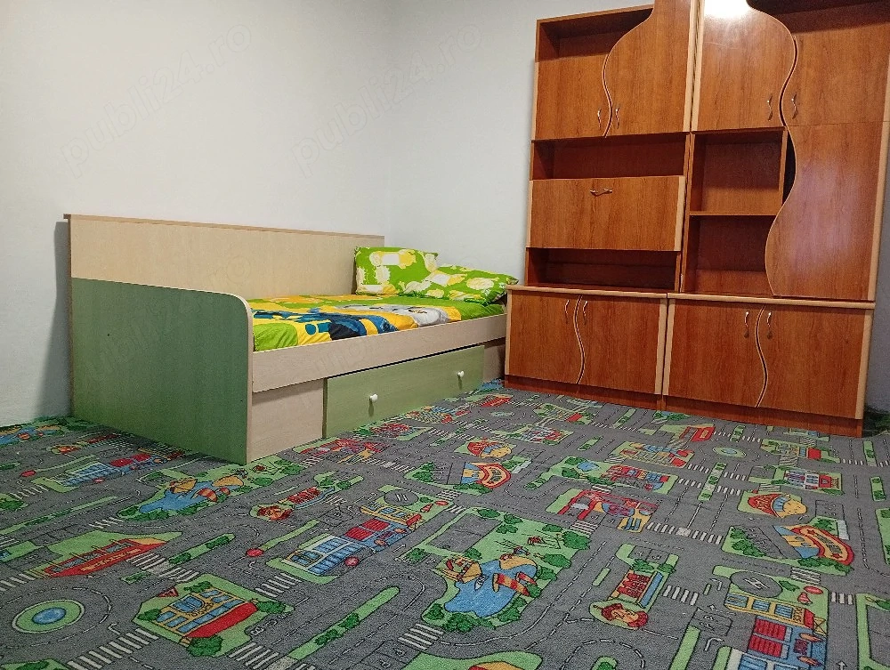 închiriez două dormitoare,baie, bucătărie și un hol spatios la curte 