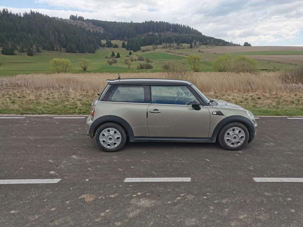 Doua autoturisme Mini 