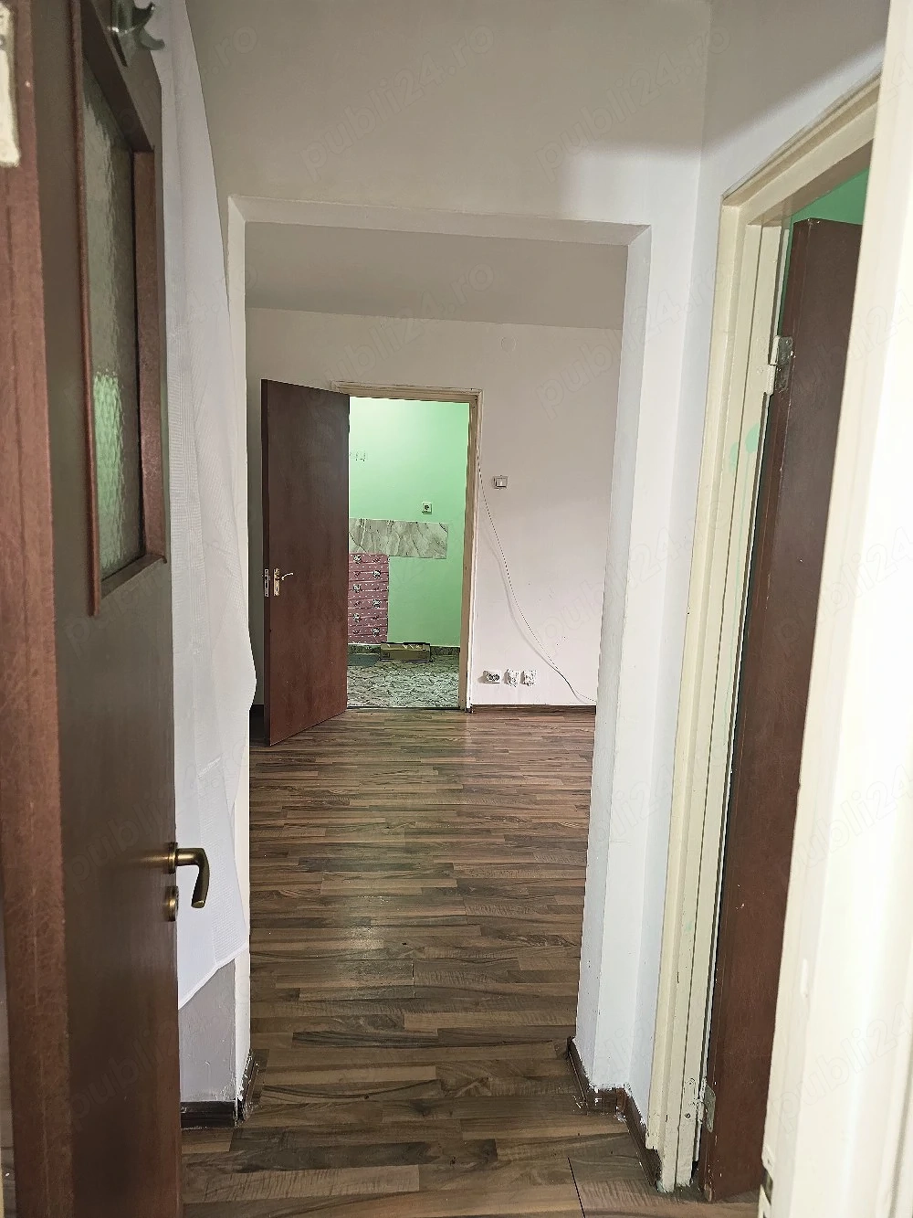 Închiriez apartament NEMOBILAT 