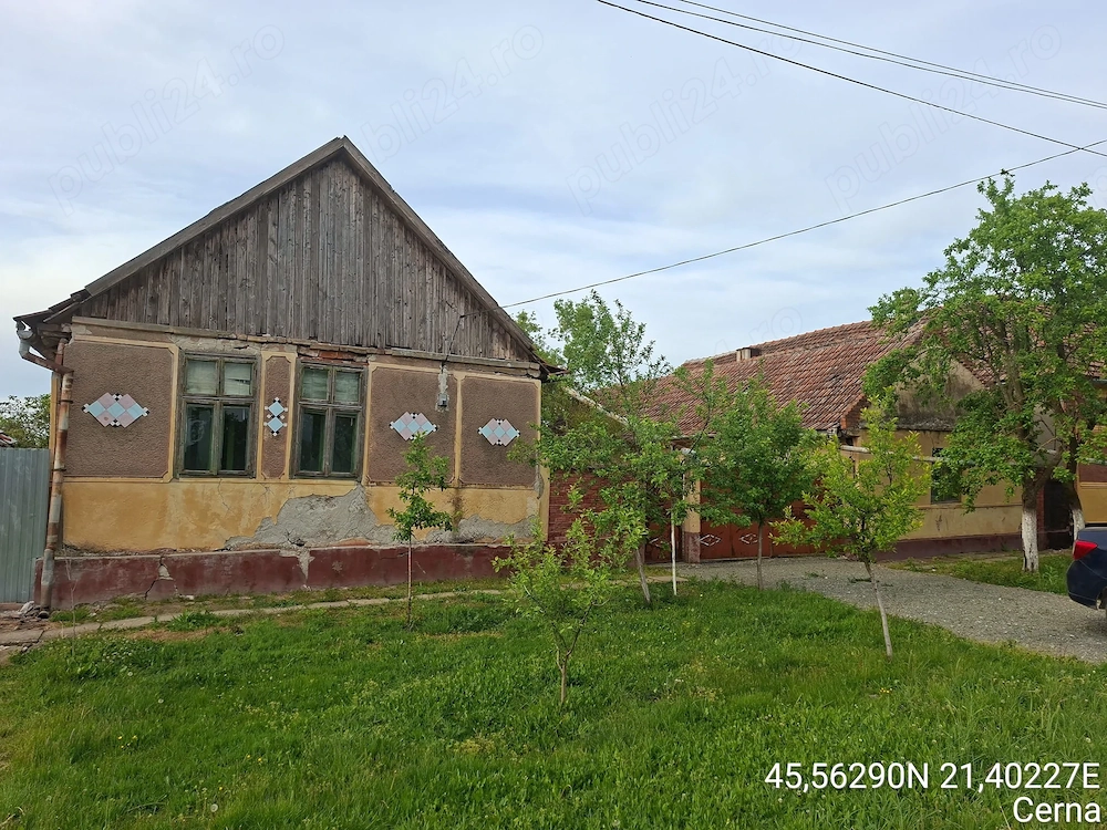Teren intravilan + casa si anexa.