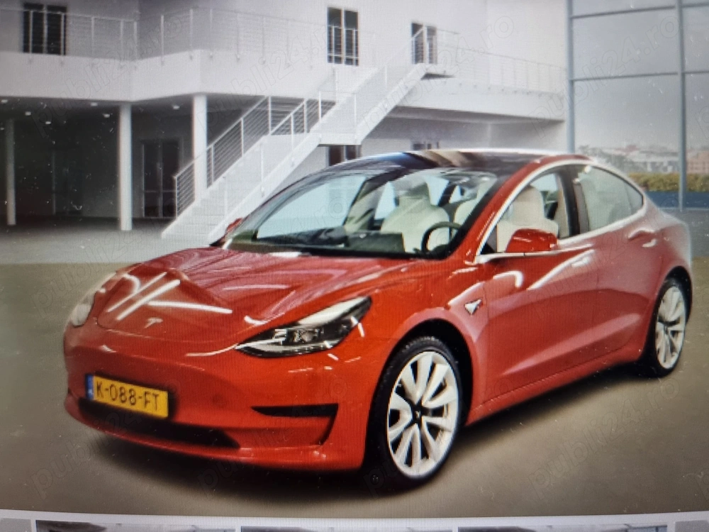 Testa model 3 ,model deosebit,roșu,tapițerie alba