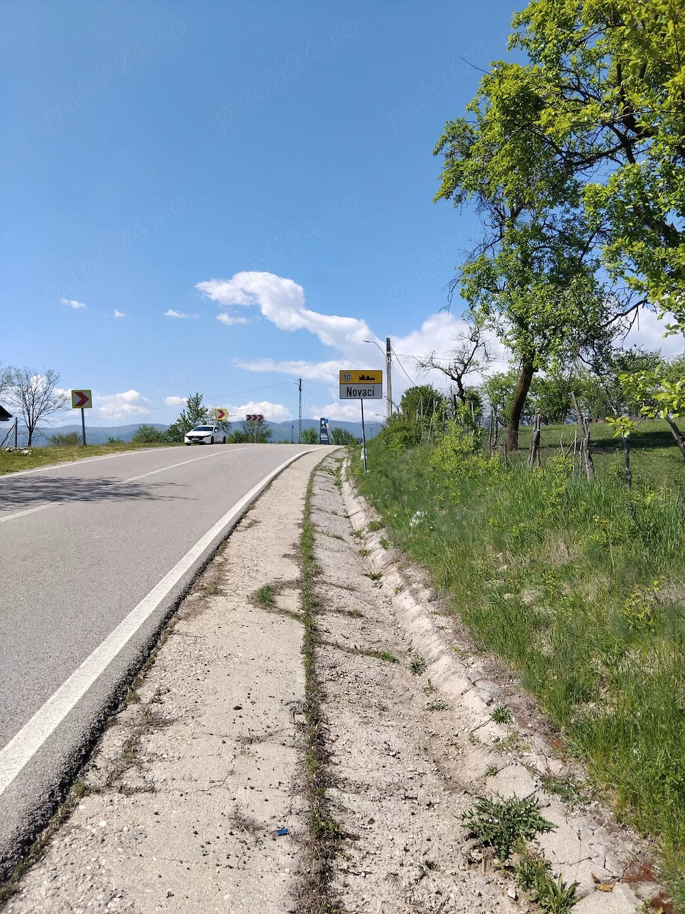 Teren de vânzare la intrare în orașul Novaci