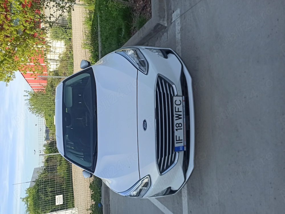 Ford focus berlina 15 ..194.000  distronik .scaune volan .parbriz încălzit ...navigație 