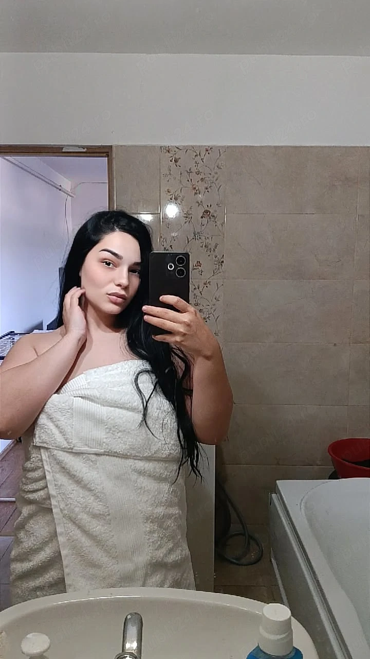 Bruneta fierbinte doar pentru tine