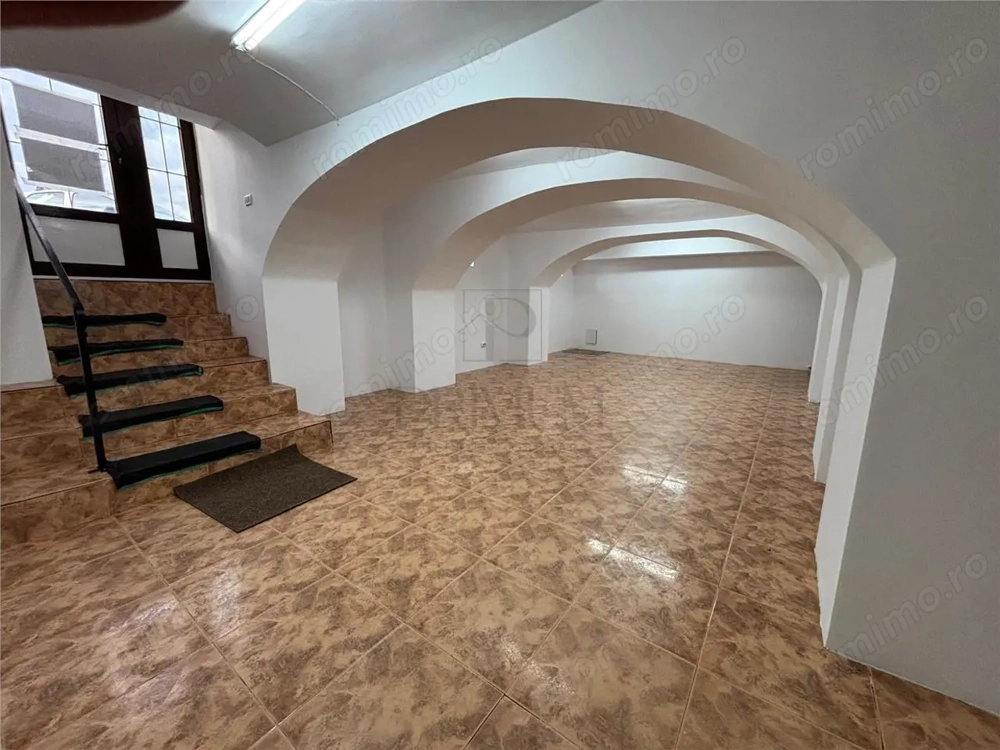 Spatiu comercial de inchiriat acces stradal - Sagului