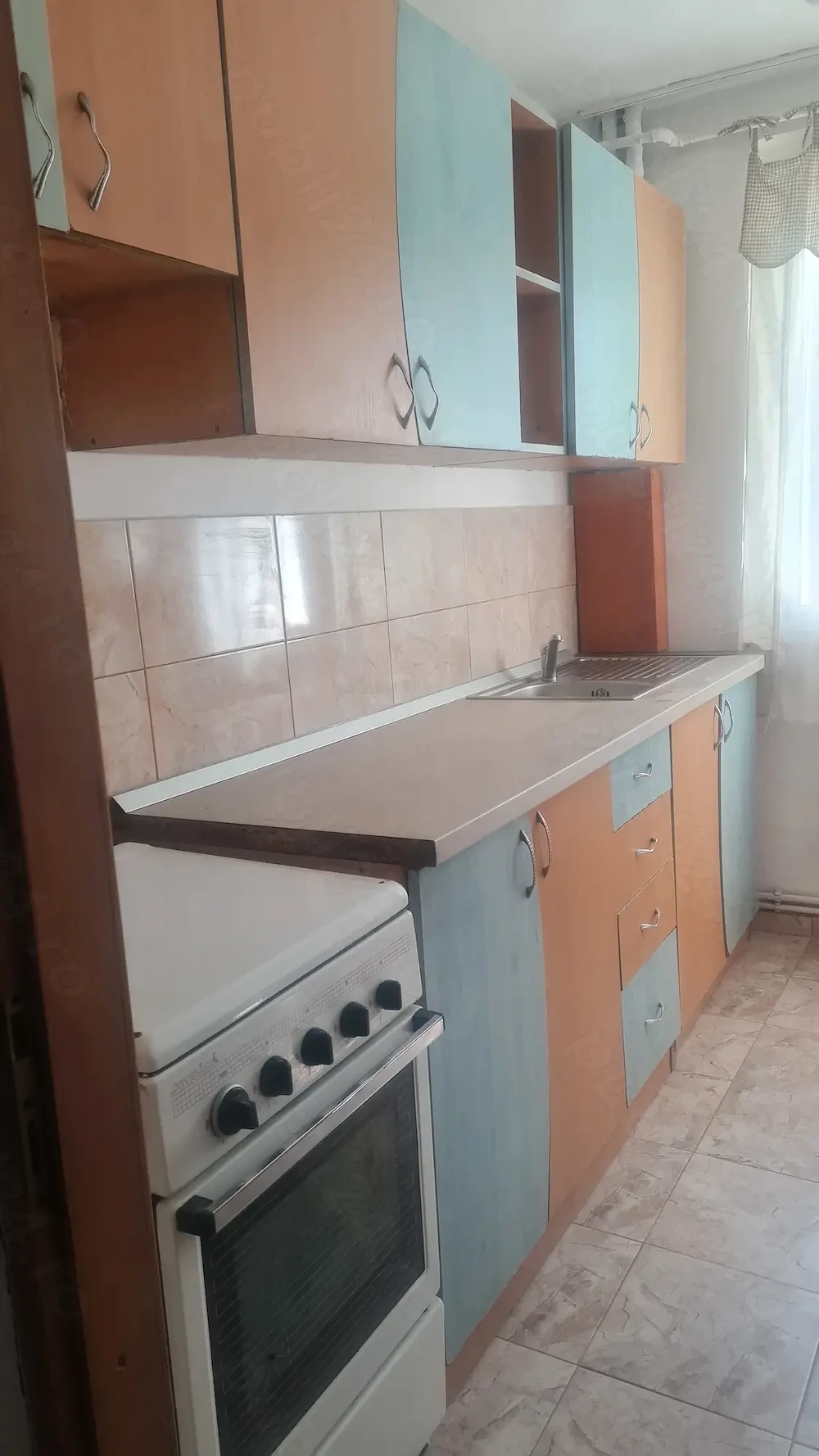 Inchiriez ap.2 camere ultracentral mobilat pe termen lung.