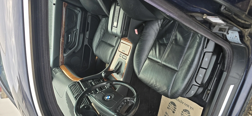 BMW 728i 1999 .