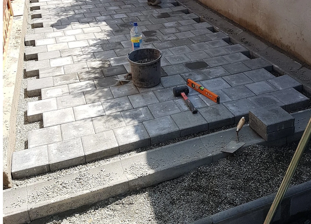 Angajam Specialist Montaj Pavaje (Șef de Echipă)