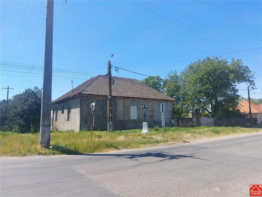 Casa spatioasa cu teren mare, pe colt, in Periam