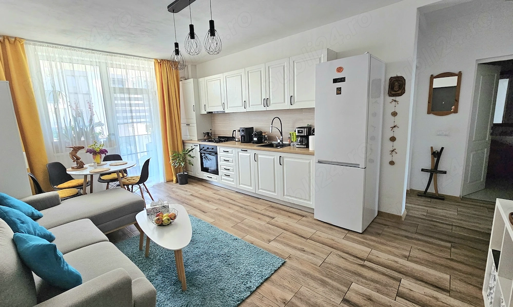 Vând apartament 3 camere + loc de parcare 
