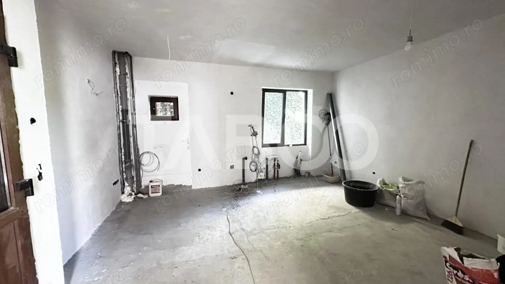 De vanzare apartament 3 camere nemobilat 56mp cu balcon Central