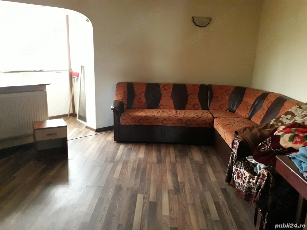 inchiriez o camera intr-un apartament 