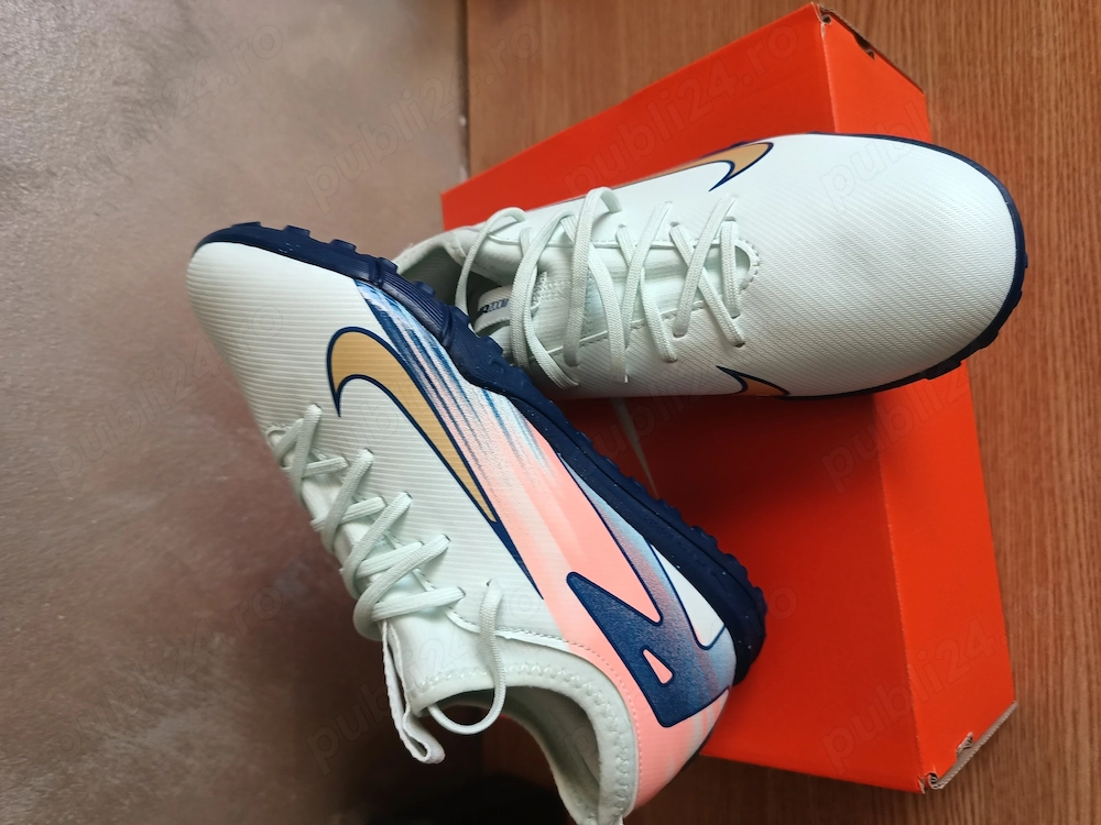 Ghete fotbal sala Nike mărimea 38 și PUMA mărimea39 Preț 80 lei perechea. 