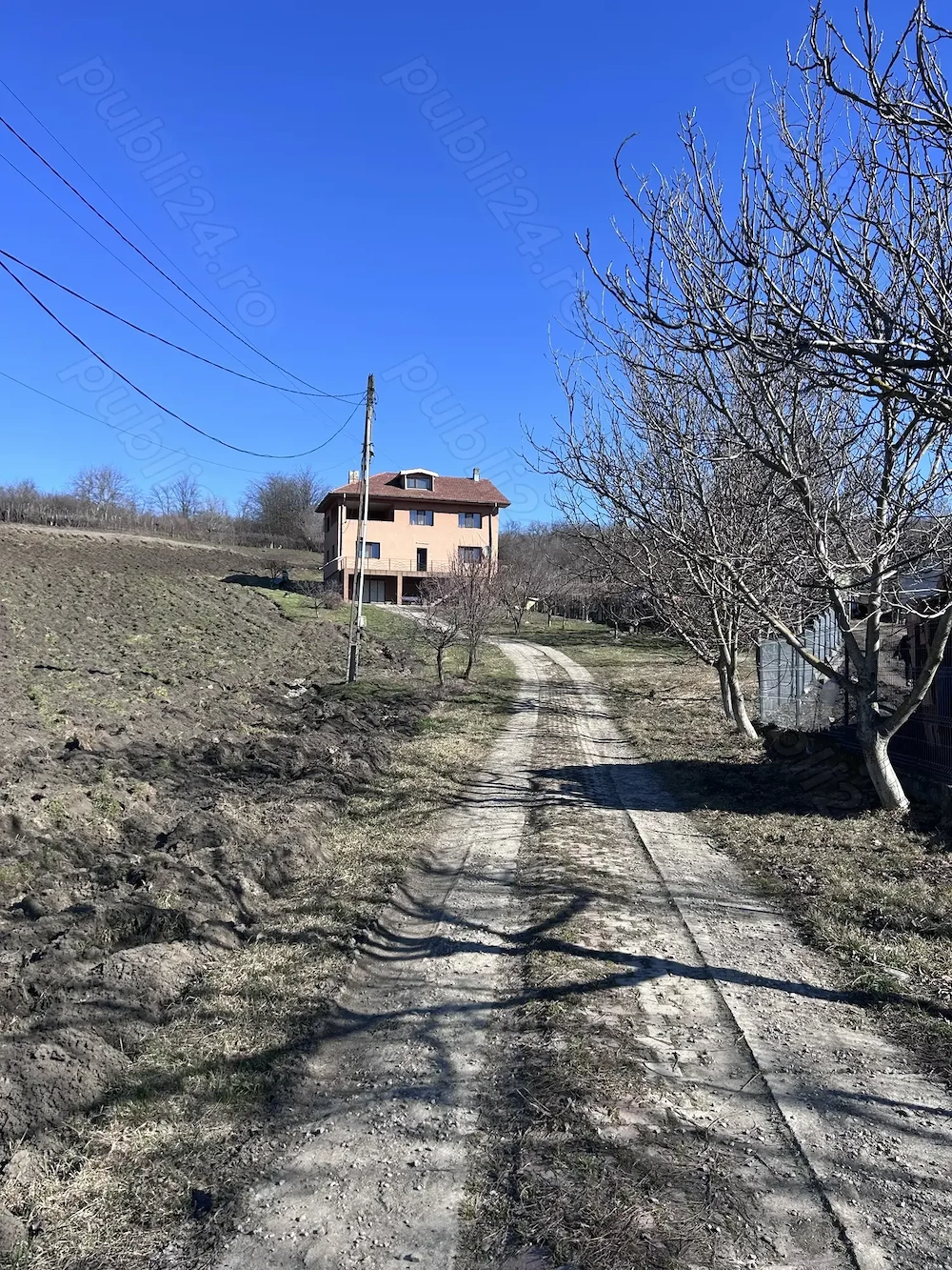 Casă modernă și spațioasă, gata de mutat   6400 mp teren, terase și garaj   329.000  