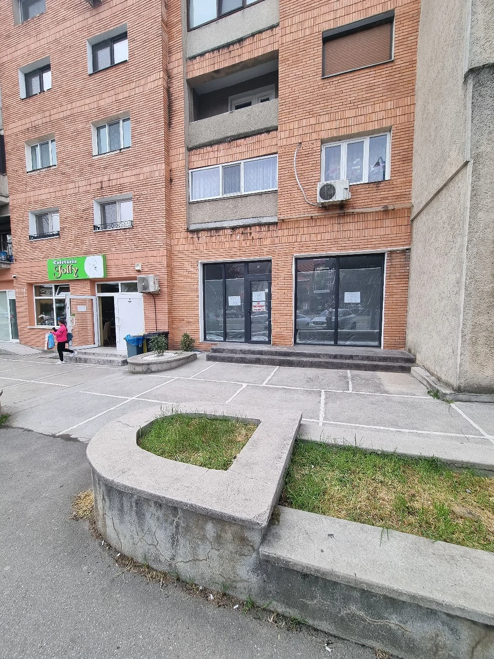 Ofer pentru închiriere spații comerciale 
