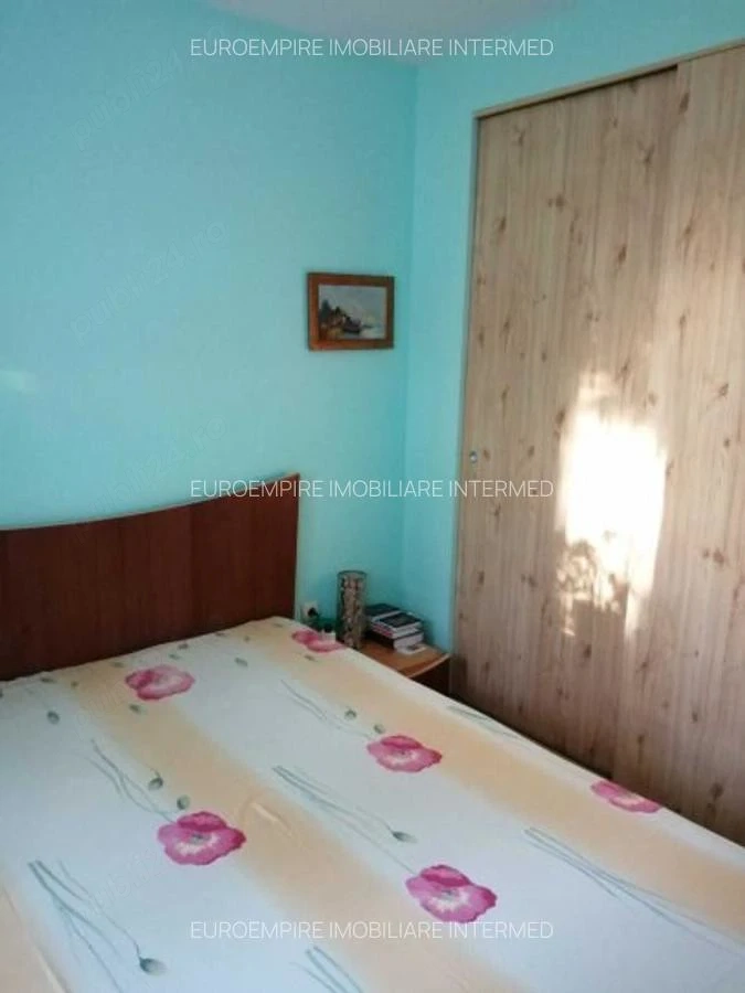 Apartament far 3 camere de vanzare