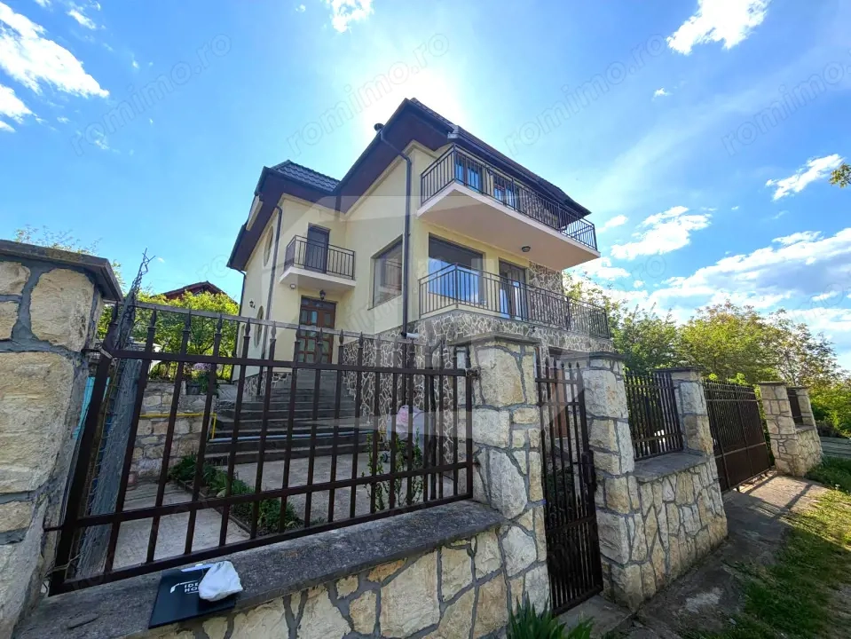 Casa individuala, 701 mp teren, garaj, in Borhanci