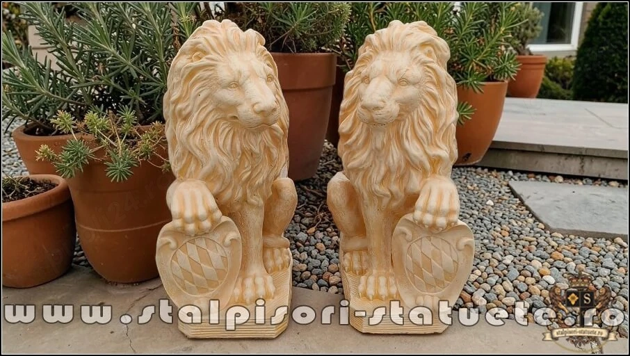 Statuetă leu mic cu blazon, galben patinat, model S2.