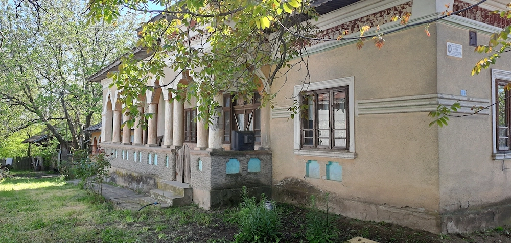 Vand casa 4 camere , curte 2000 mp. Valea Stanciului