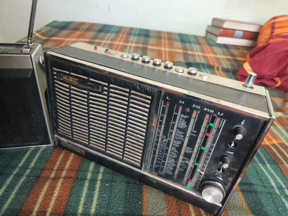 vand un radio si un radiocasetofon .