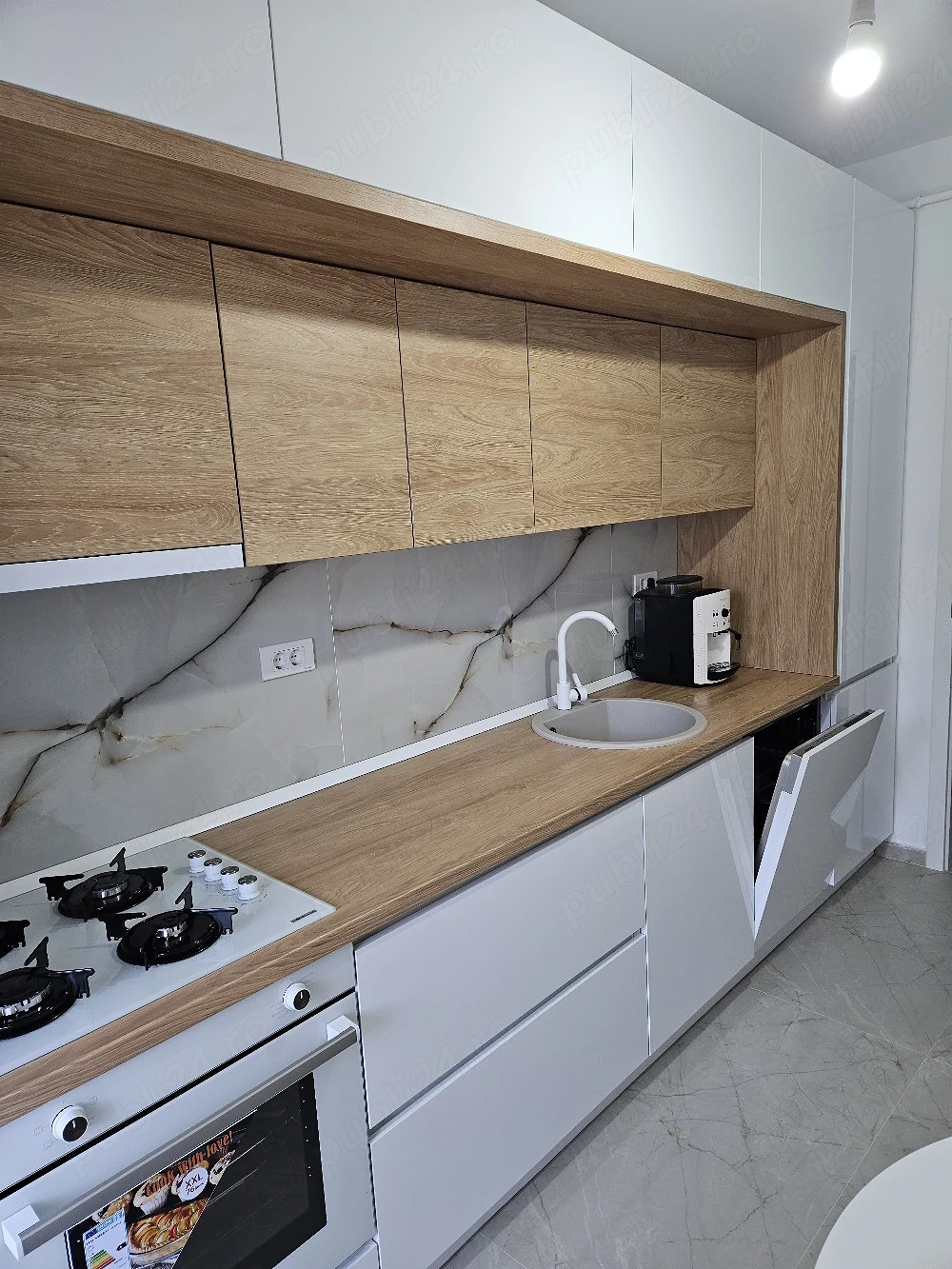 PROPRIETAR, vând apartament cu două camere decomandat ,sector 4