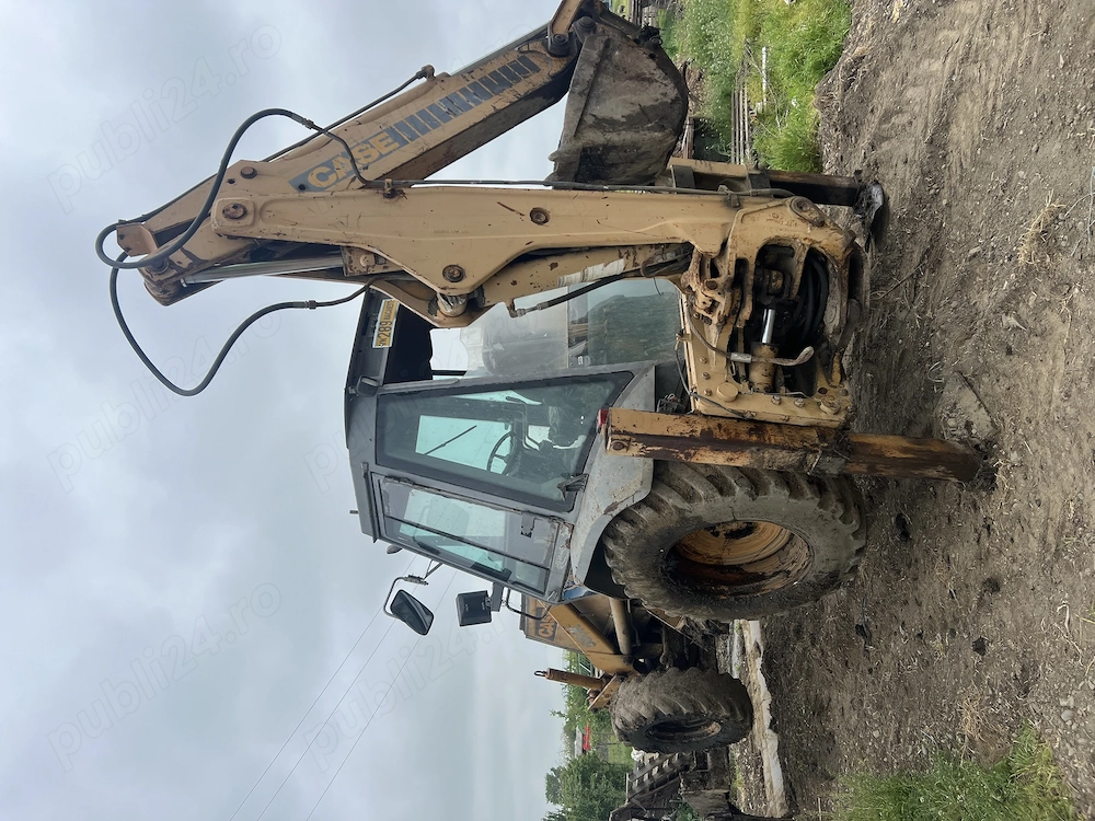 Buldoexcavator CASE 580K cu motor schimbat