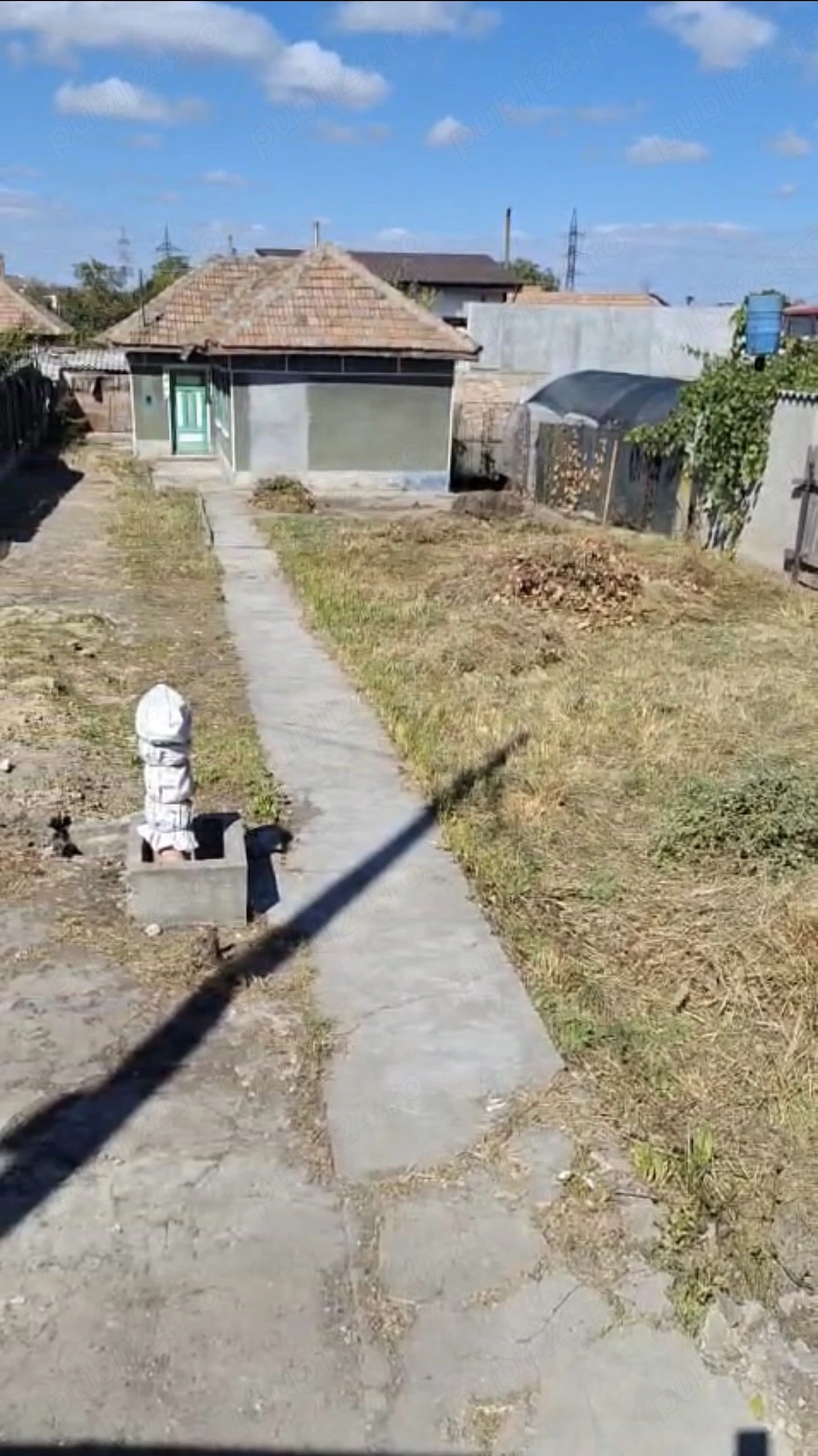 Vând teren cu casa bătrânească 