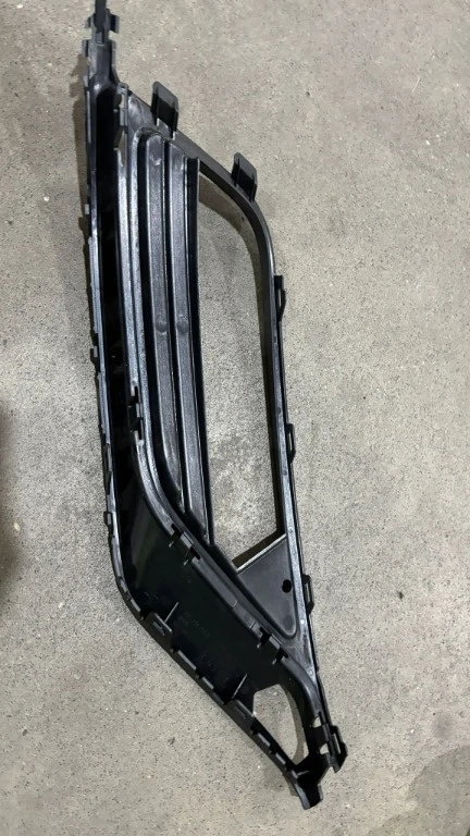 Grila proiector stanga - neagra vw passat b8
